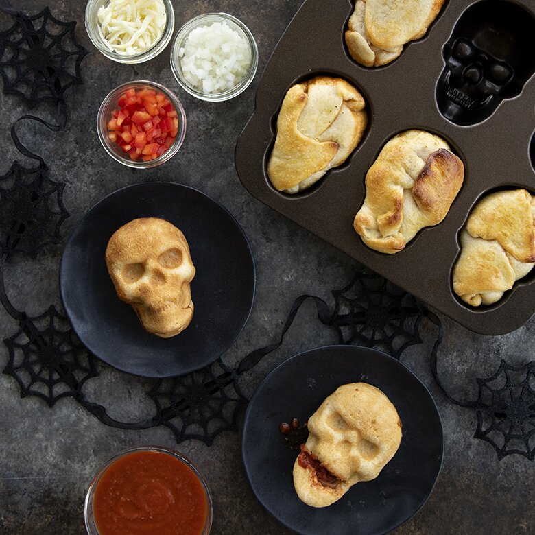 Horrible skull pizza cake mold